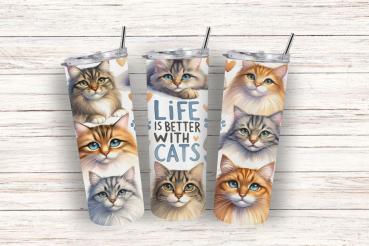 Drei Thermobecher mit einem Design, das verschiedene Katzenporträts in warmen Farben und den Schriftzug „Life is Better with Cats“ zeigt. Umgeben von Herzchen und Pfotenabdrücken, bringt dieses Design eine fröhliche und liebevolle Atmosphäre für Katzenlie